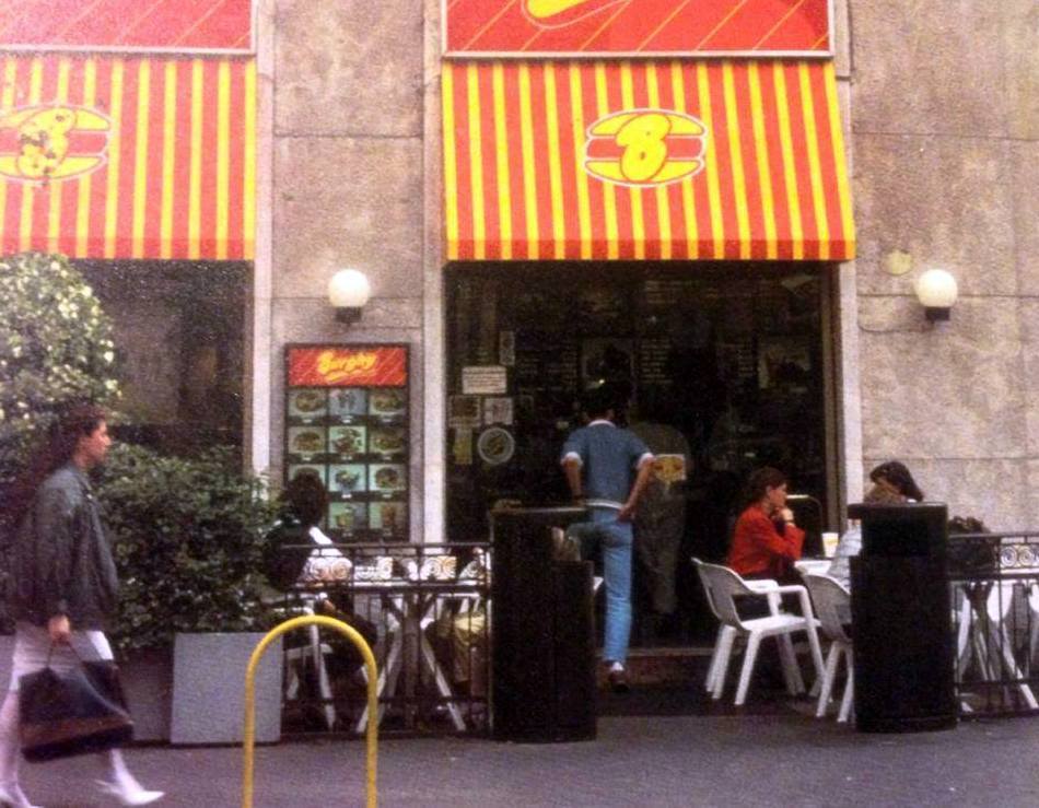 Figura 5: Uno degli ingressi del ristorante in Piazza San Babila (Foto da Facebook Milano sparita e da ricordare, autore sconosciuto, data sconosciuta)